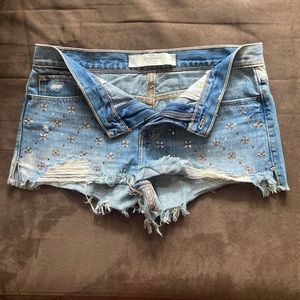 Abercrombie and Fitch jewel detail jean shorts 🤩